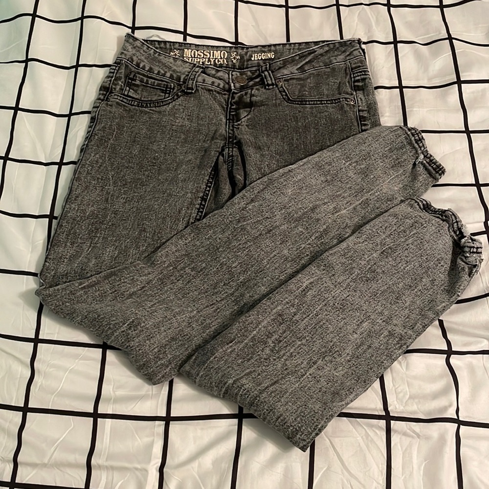 Junior’s low-rise gray jeggings